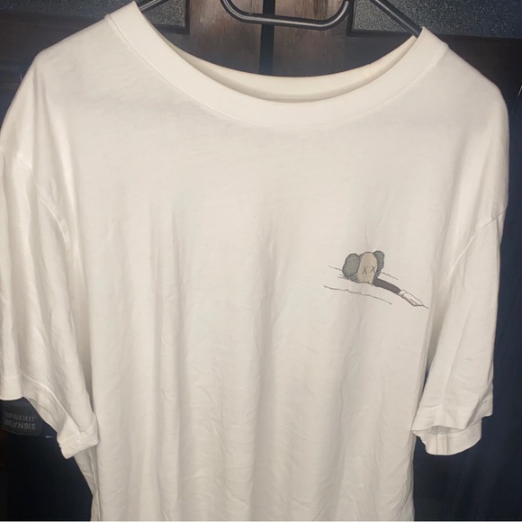 KAWS x Uniqlo mint condition “drowning” T-shirt - Picture 2 of 4
